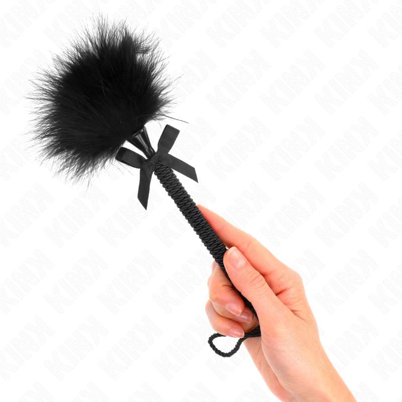 KINK - NYLON ROPE WAND WITH TICKLE FEATHERS AND BLACK BOW 25 CM KINK - NYLON ROPE WAND WITH TICKLE FEATHERS AND BLACK BOW 25 CM