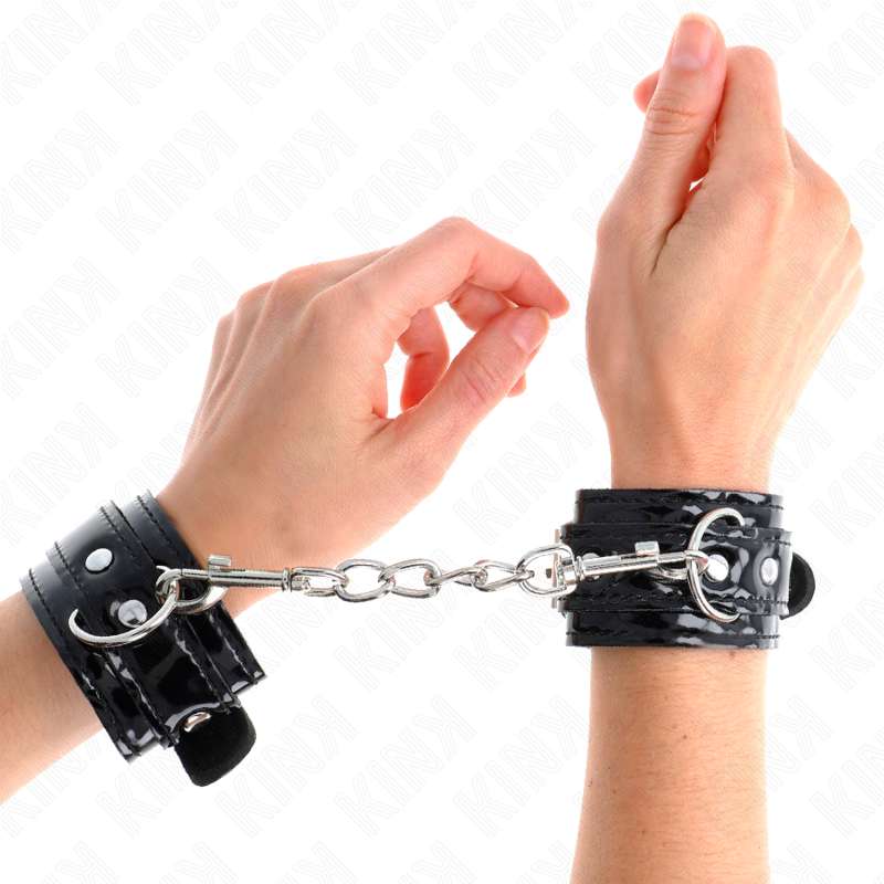 KINK - SHINY NEOPRENE WRIST CUFFS ADJUSTABLE 17-24 CM X 4.5 CM KINK - SHINY NEOPRENE WRIST CUFFS ADJUSTABLE 17-24 CM X 4.5 CM
