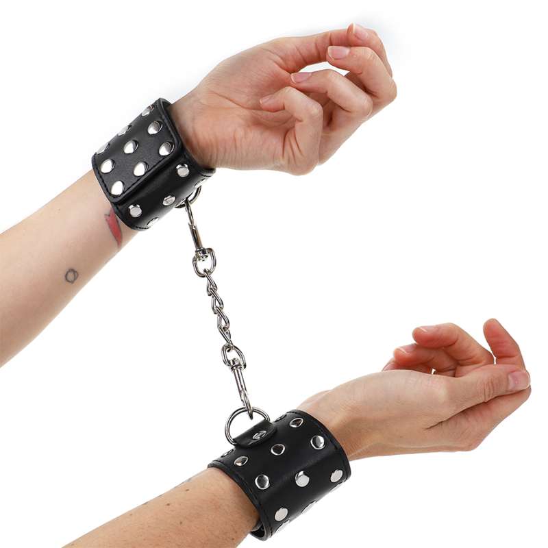 KINK - WRIST RESTRAINTS WITH SNAP FASTEN FULL OF RIVETS BLACK ADJUSTABLE 19-24 CM X 5.5 CM KINK - WRIST RESTRAINTS WITH SNAP FASTEN FULL OF RIVETS BLACK ADJUSTABLE 19-24 CM X 5.5 CM